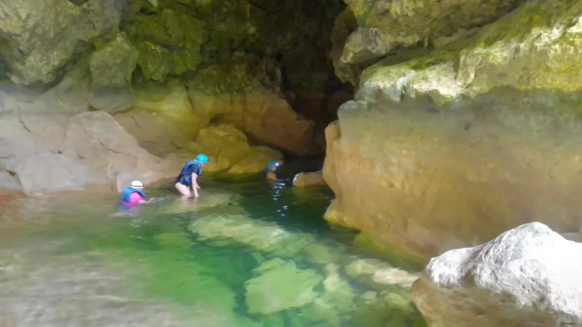Höhle mit klarem unterirdischem Pool in Belize