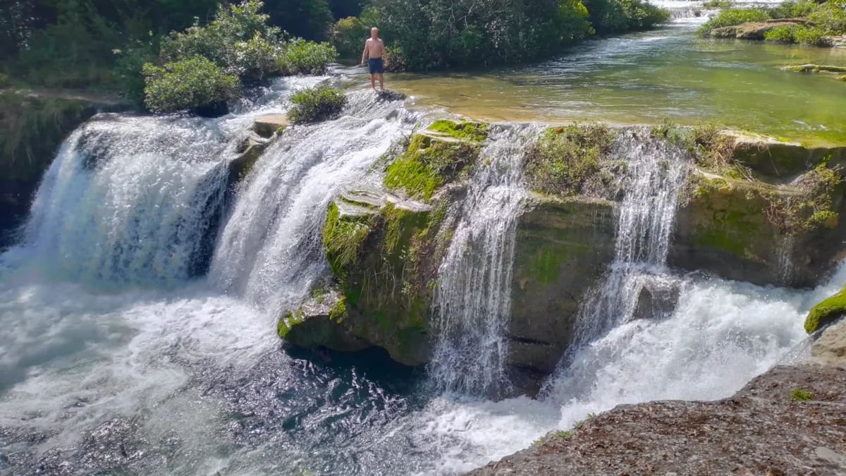 Wasserfall im Regenwald von Belize